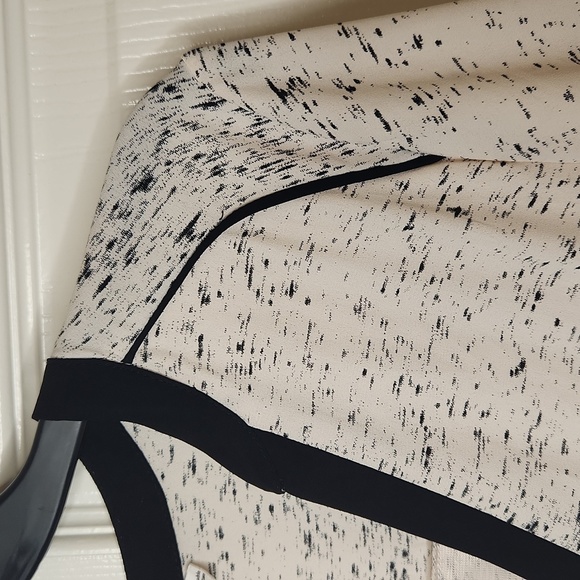 Lush Women's Cream/Black  V-Neck Trim Speckled Pattern Tunic Blouse Size S - Picture 11 of 15